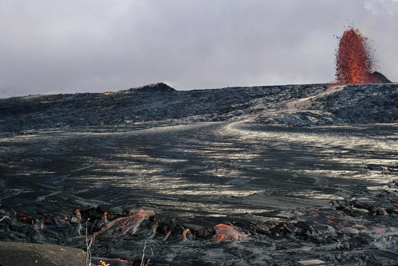 Illustration for article titled 1.774 días escupiendo lava: las espectaculares imágenes del volcán que tuvo cinco años en jaque a Hawai